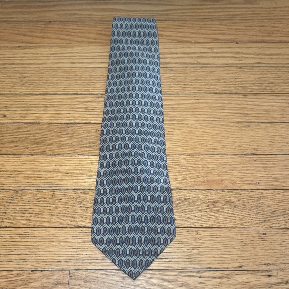 Vintage Burberry Navy and Beige Hexagonal Pattern Silk Tie - Picture 5 of 11